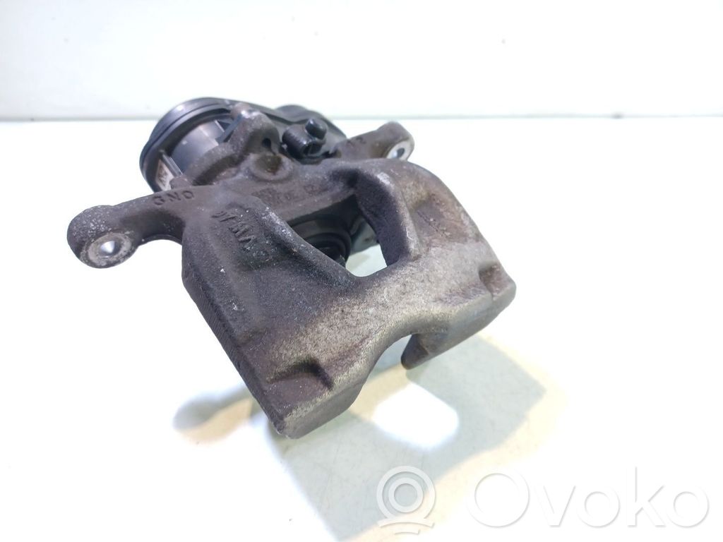 Audi A4 S4 B9 8W Tylny zacisk hamulcowy 