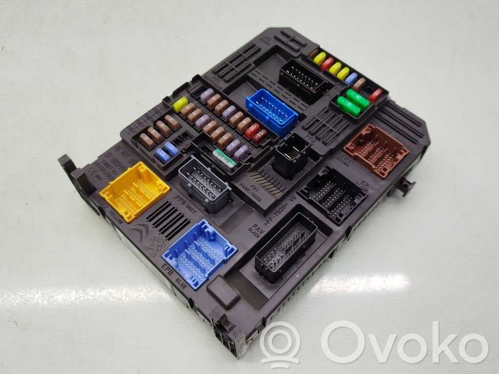 Opel Vivaro Fuse module 