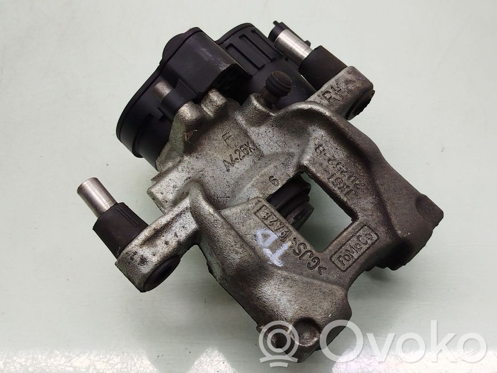 Ford Focus Jarrusatulan tyynyn pidike takana 