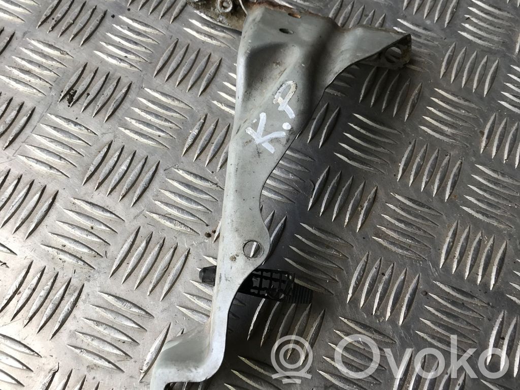Audi A4 S4 B7 8E 8H Uchwyt / Mocowanie błotnika przedniego 