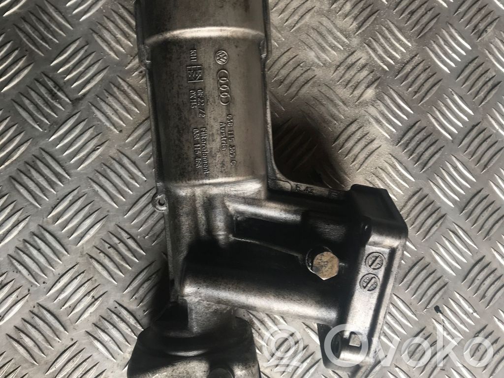 Audi A4 S4 B7 8E 8H Mocowanie / uchwyt filtra oleju 