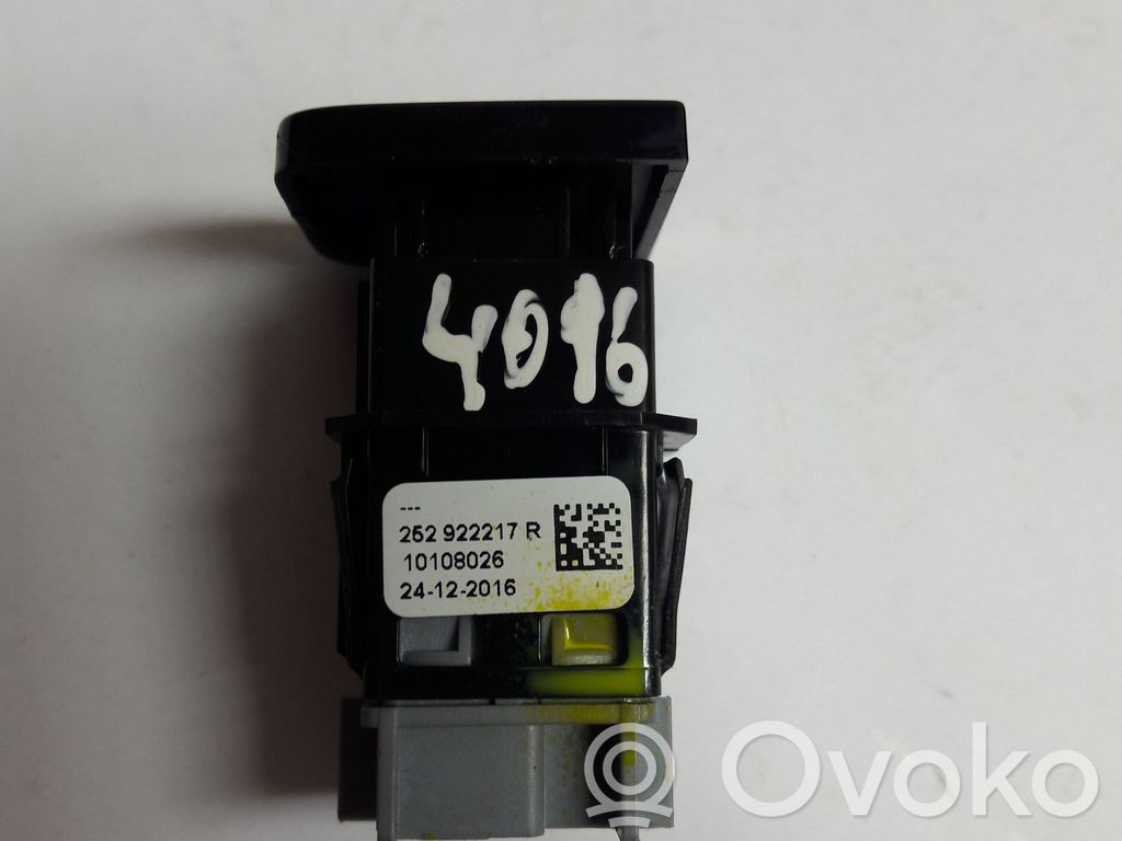 Renault Kadjar Central locking switch button 