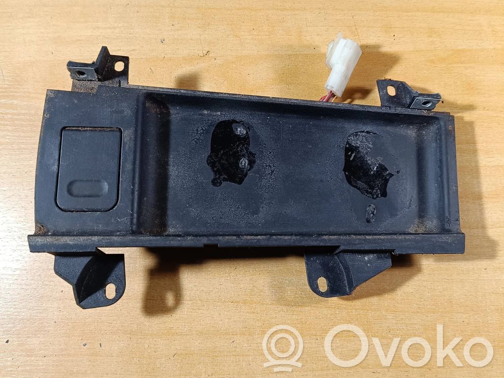 12 V ligzda (priekšā)   8159694