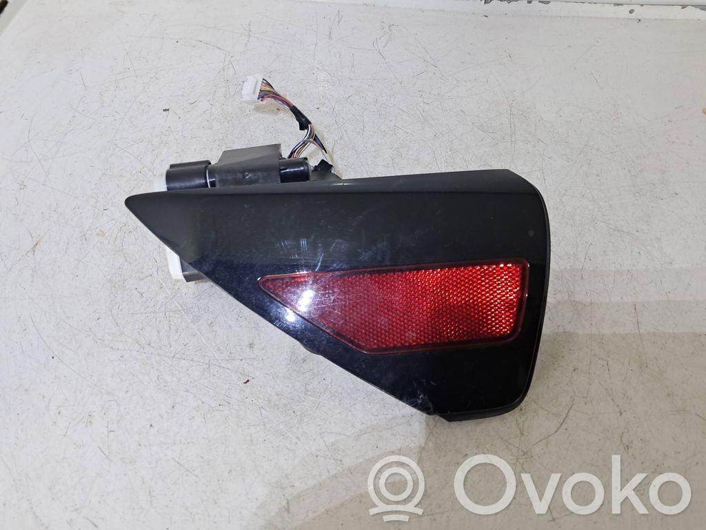 Tesla Model Y Sähköauton latauspistorasian kansi 