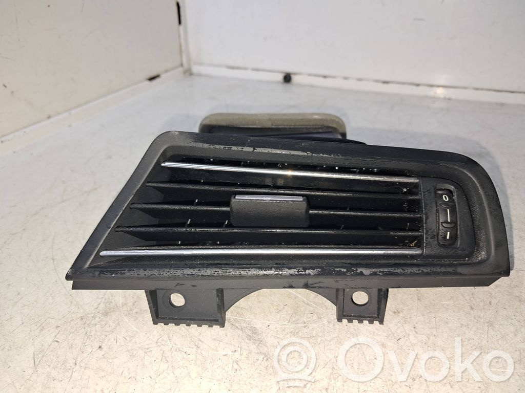 BMW 5 F10 F11 Boczna kratka nawiewu deski rozdzielczej 