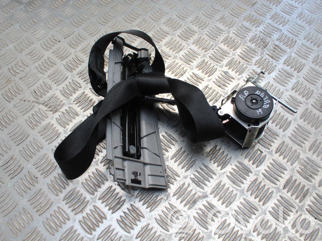 Opel Astra H Front seatbelt 