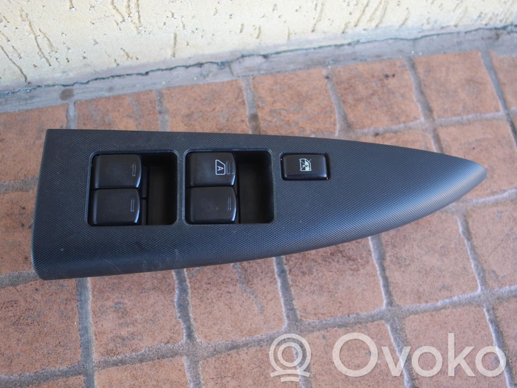 Nissan Note (E11) Quarter vent window switch 
