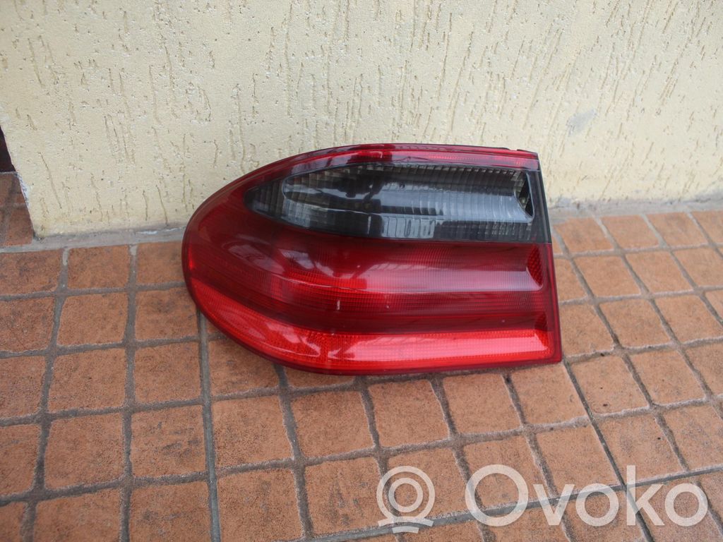 Mercedes-Benz E W210 Aizmugurējais lukturis virsbūvē 