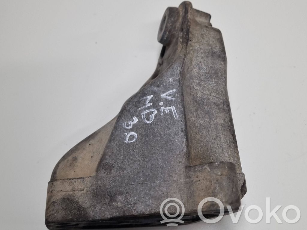 Mercedes-Benz C W204 Engine mounting bracket 