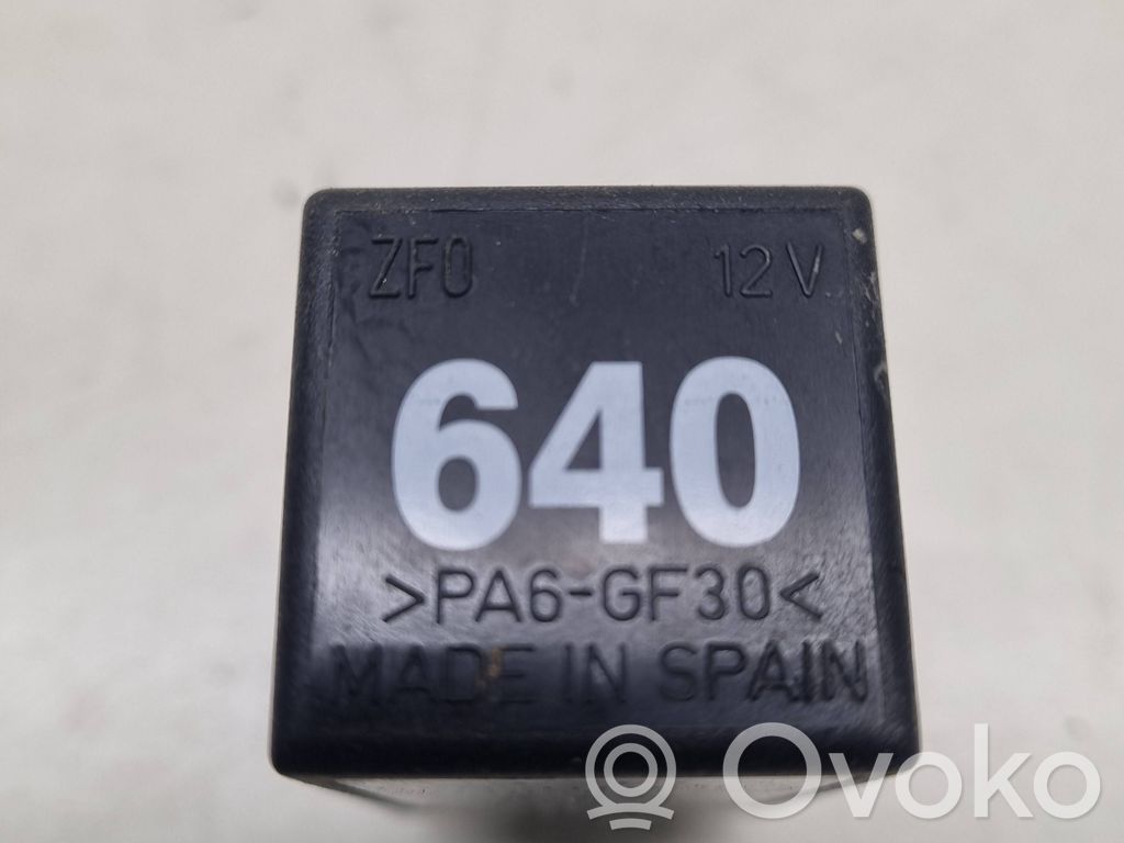 Audi A4 S4 B7 8E 8H Inne przekaźniki 