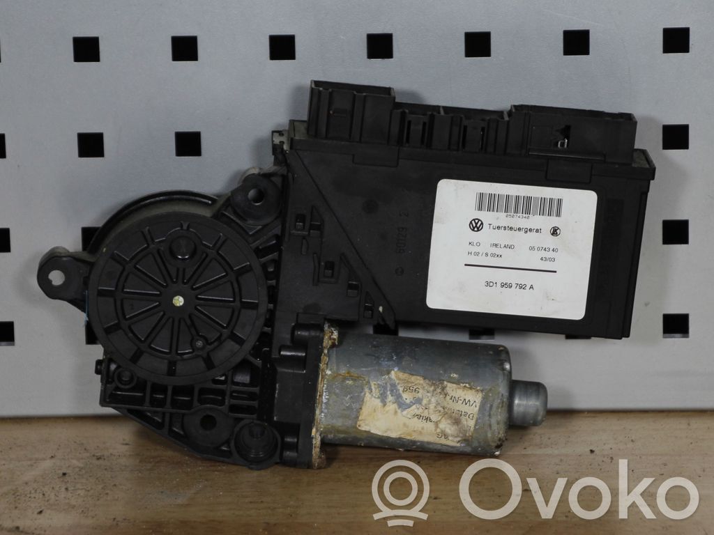 Volkswagen Touareg I Silniczek podnośnika szyby drzwi 