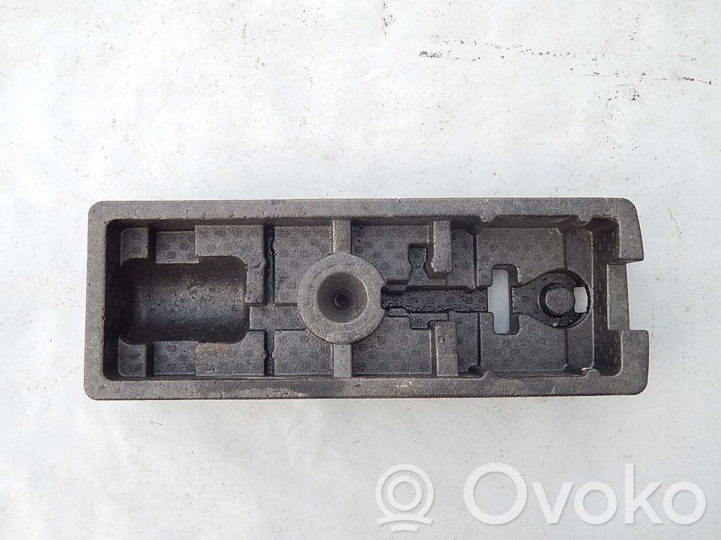 Opel Astra J Spare wheel section trim 