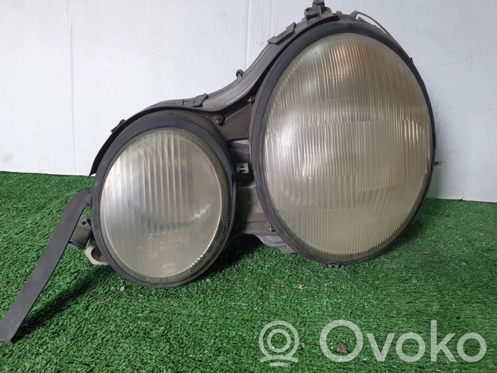 Mercedes-Benz E W210 Lampa przednia 