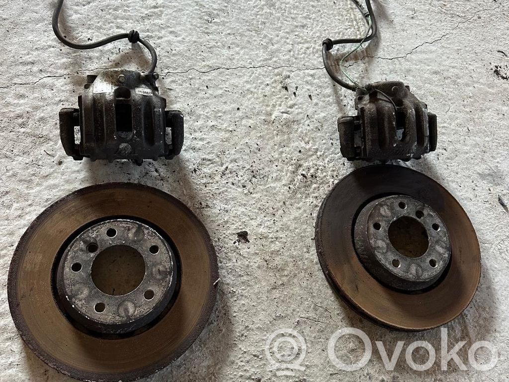 BMW 3 E36 Zacisk hamulcowy przedni 