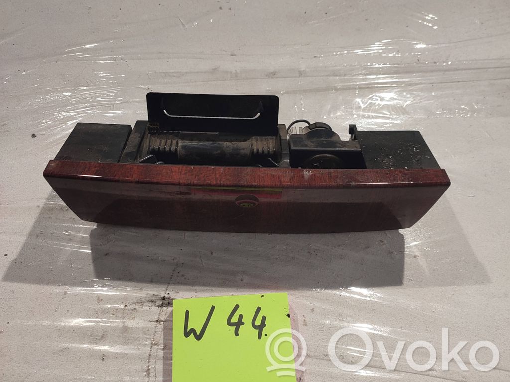 Opel Omega B2 Peleninė panelėje 