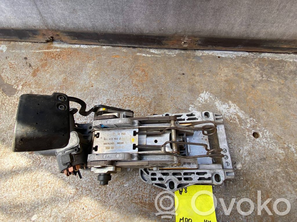 Audi A4 S4 B5 8D Ohjauspyörän akseli 