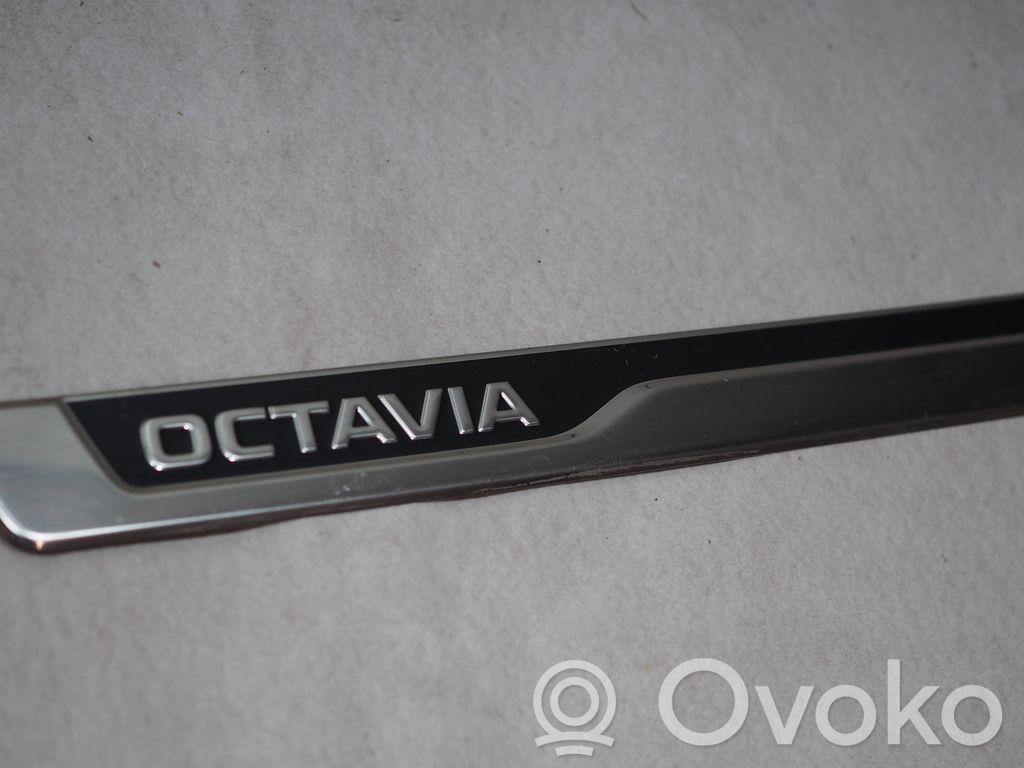 Skoda Octavia Mk4 Moldura protectora del borde delantero 