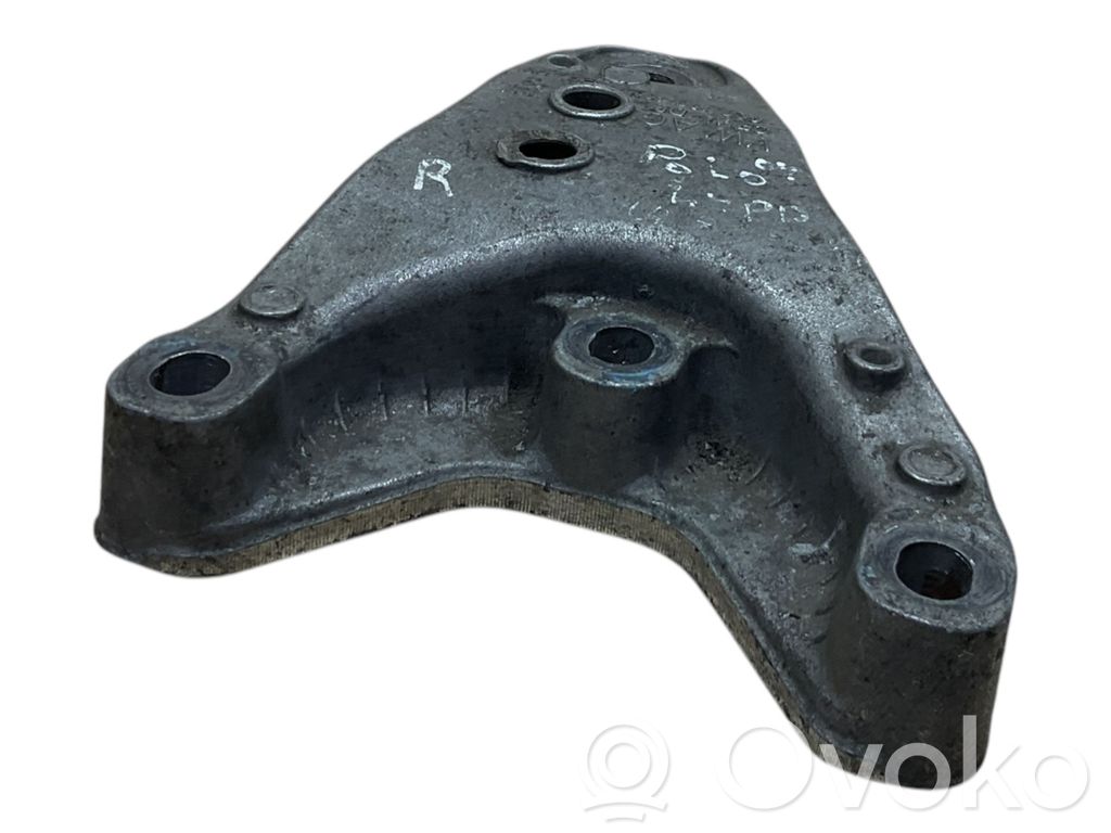 Volkswagen Polo IV 9N3 Engine mounting bracket 