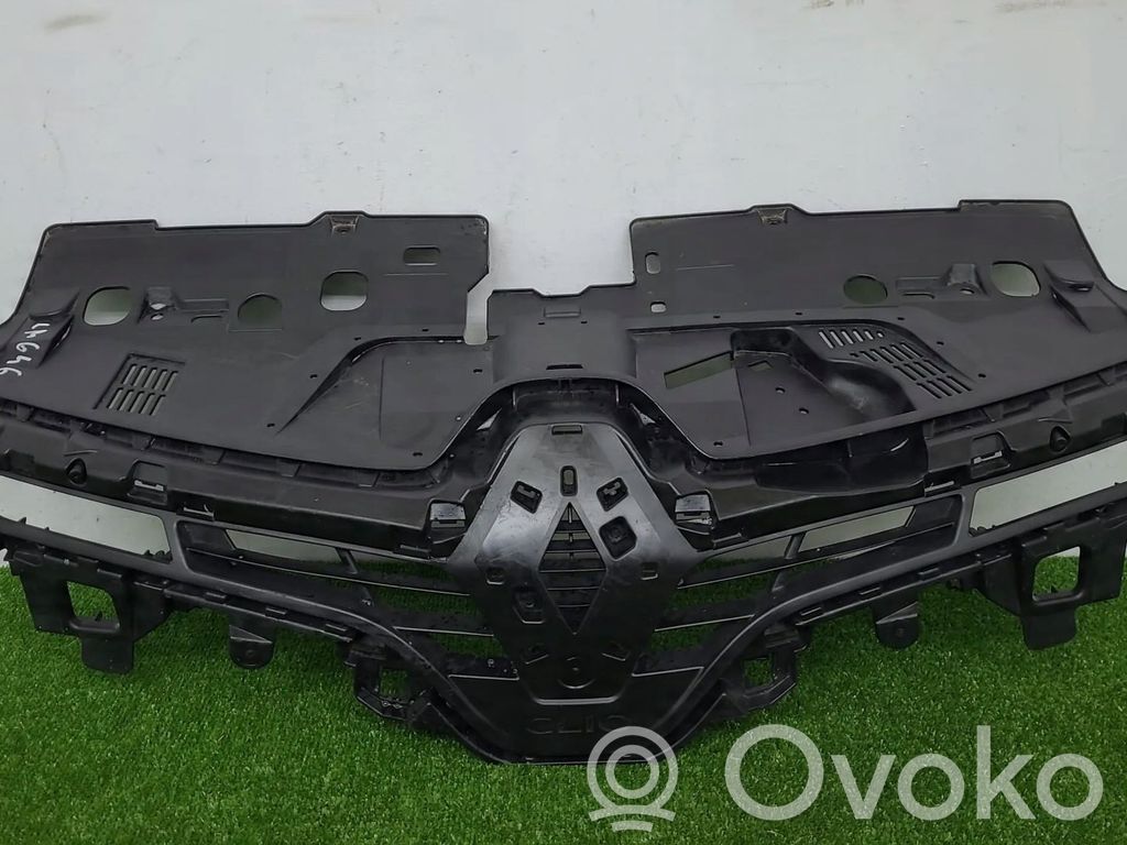 Renault Clio IV Front bumper upper radiator grill 