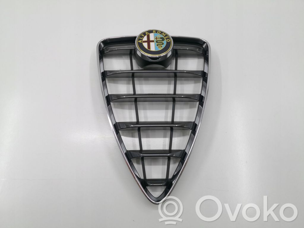 Alfa Romeo Mito Etupuskurin ylempi jäähdytinsäleikkö 