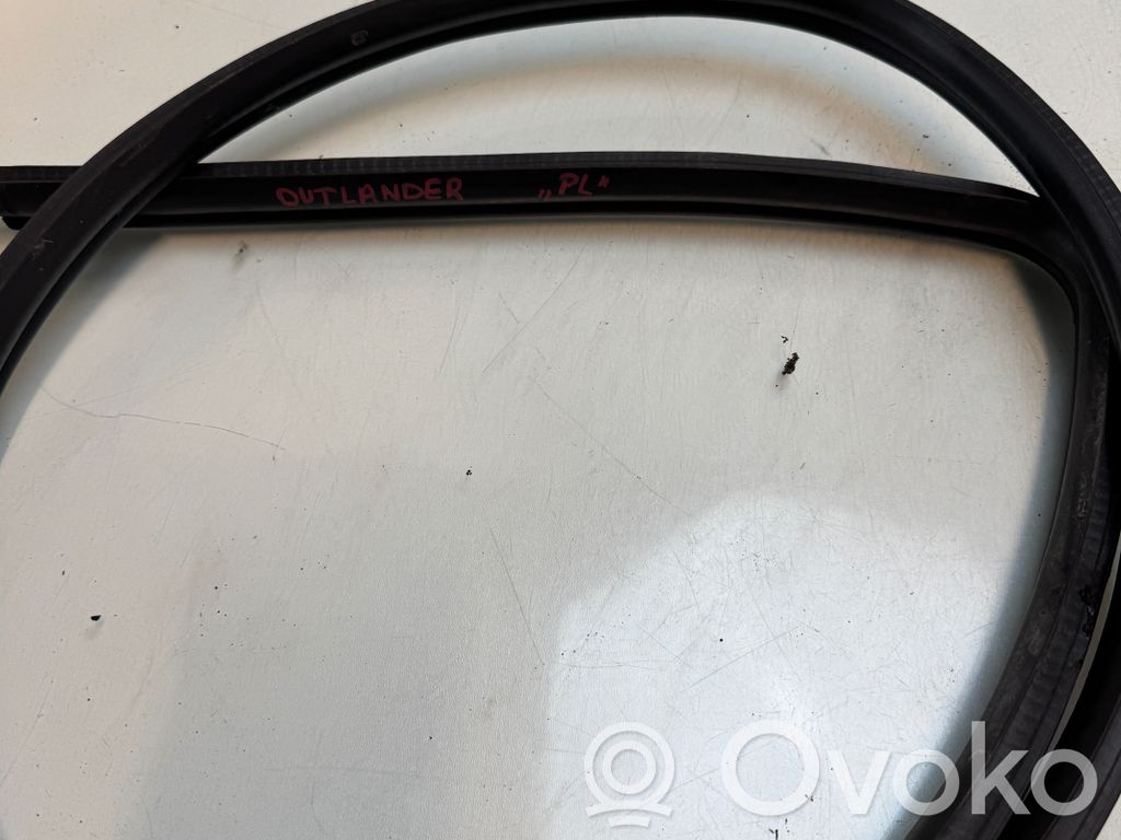 Mitsubishi Outlander Priekšpusē apdares gumija (virsbūvē) 