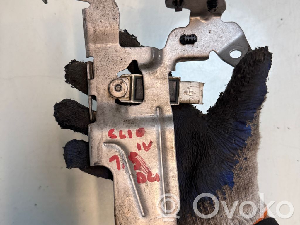Engine mounting bracket   223673726R