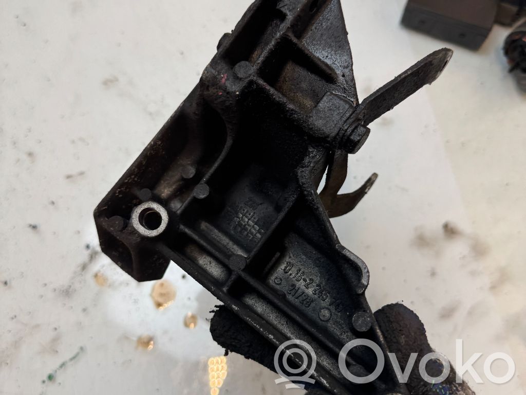 BMW 5 E39 Engine mounting bracket 
