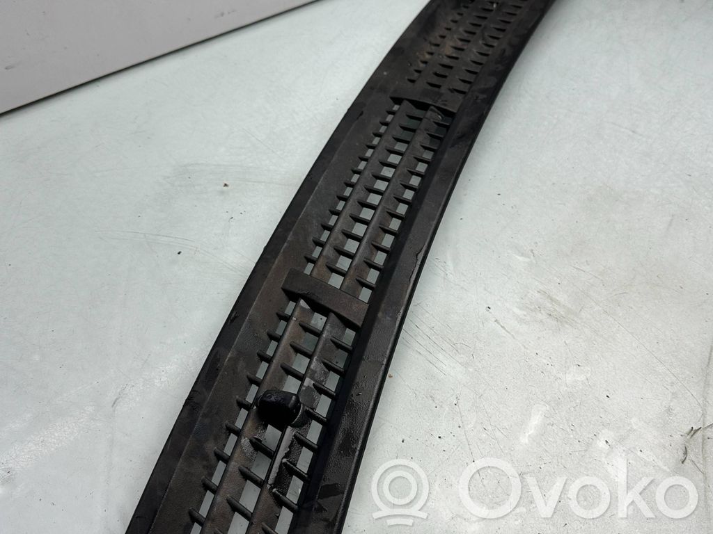Ford Transit Grotelės dangčio plokštumoje 