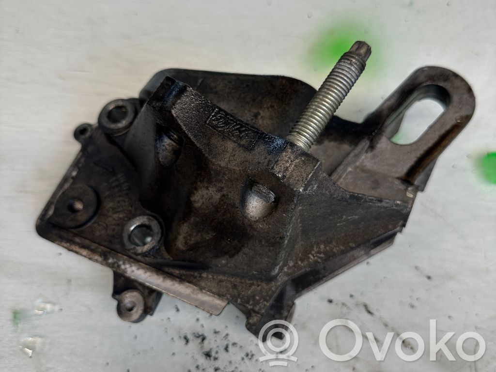 Ford Focus Engine mounting bracket 