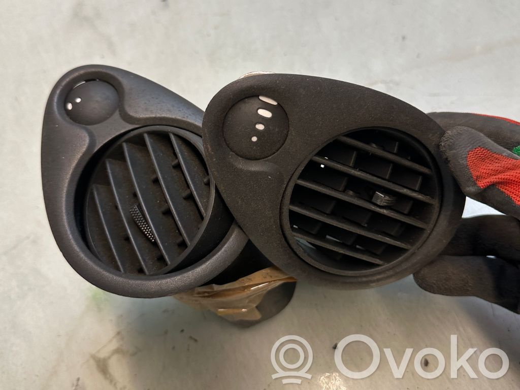 Renault Clio III Šoninės oro grotelės 