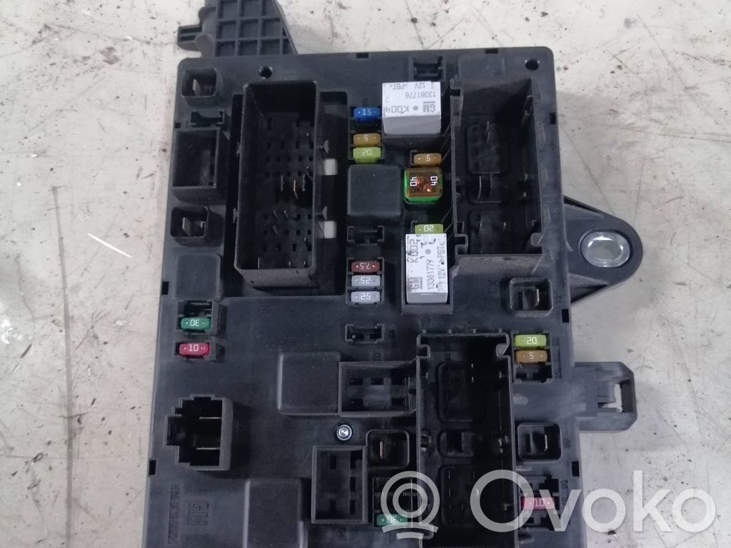 Opel Zafira C Ramka / Moduł bezpieczników 