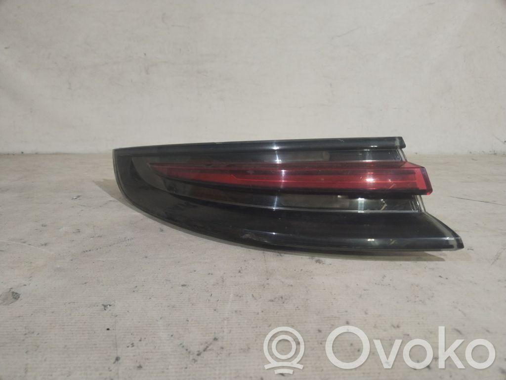 Klosze lamp tylnej klapy bagażnika   973945091