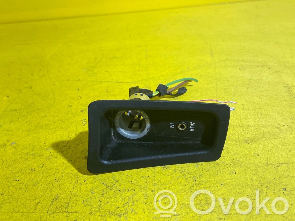 Enchufe de 12V (trasero)   RZ4R2P4K7,9110412