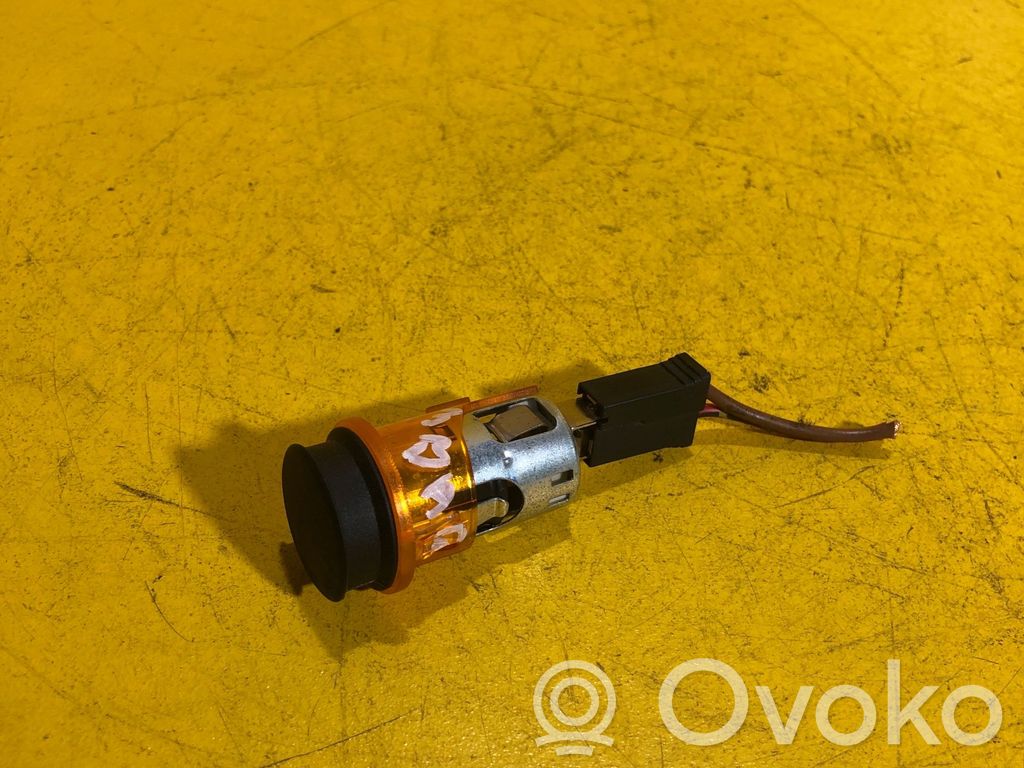 BMW 5 E60 E61 12 V ligzda (aizmugure) 