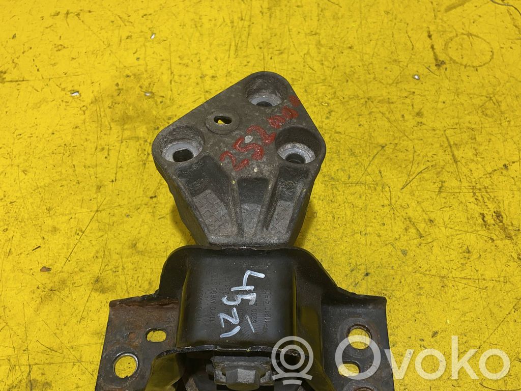 Renault Clio III Engine mount bracket 