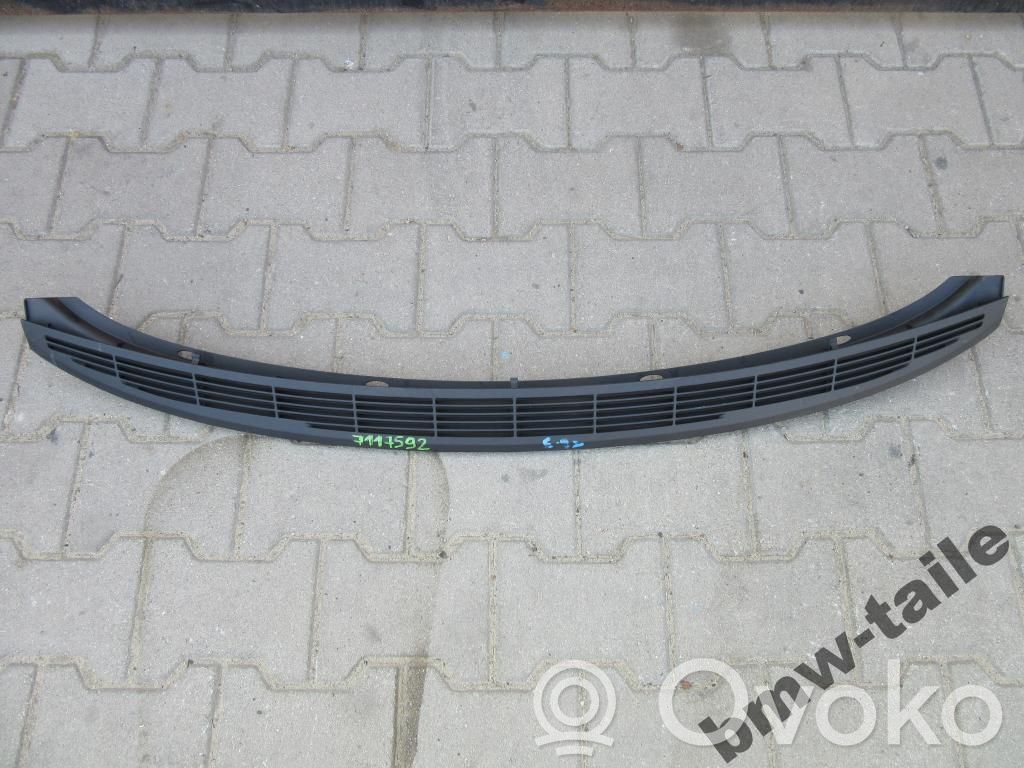 Grotelės palangėje   7117592
