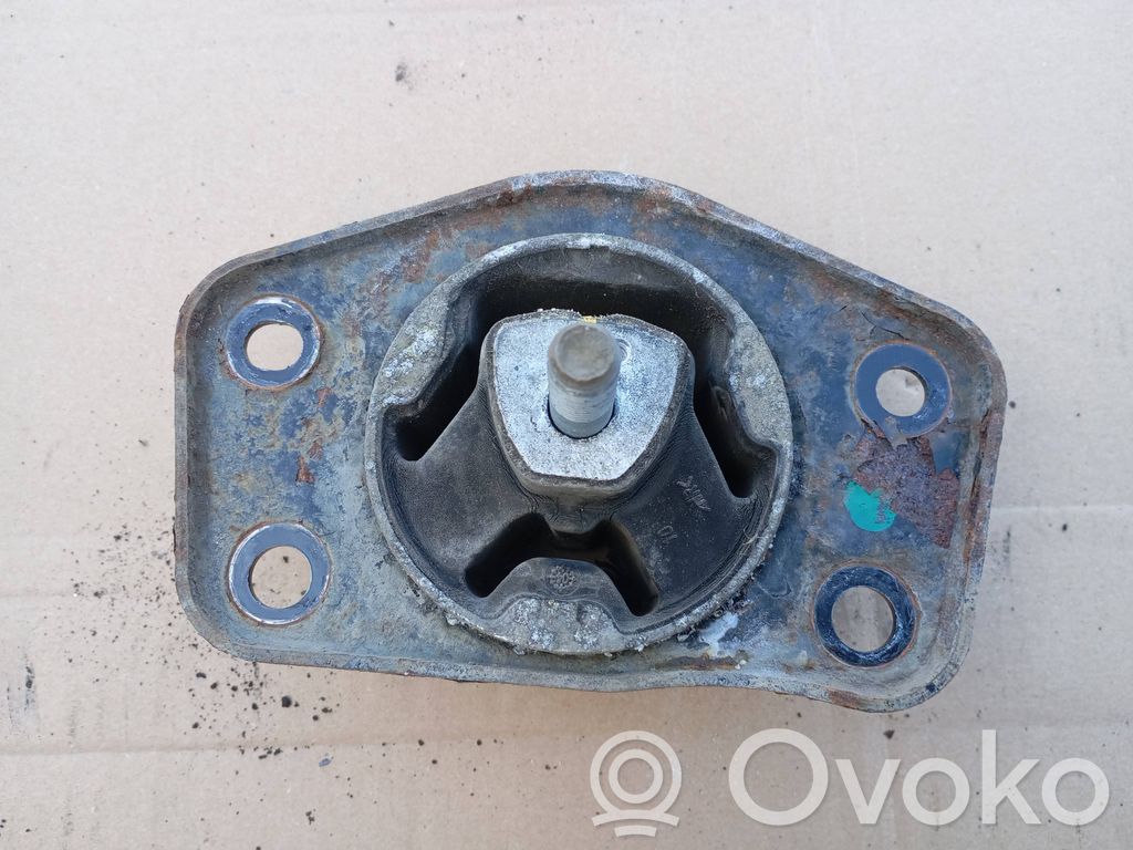 Engine mount vacuum valve