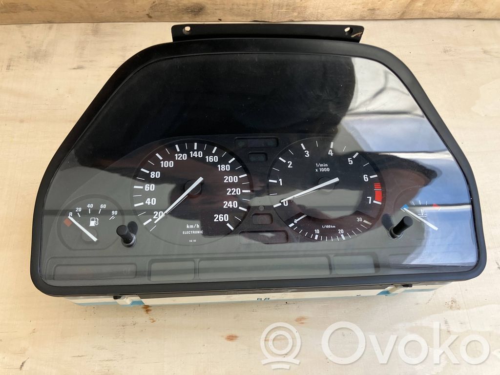 BMW 7 E32 Geschwindigkeitsmesser Cockpit 