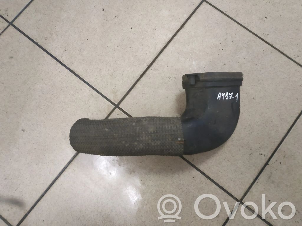 Część rury dolotu powietrza   8E0129604N