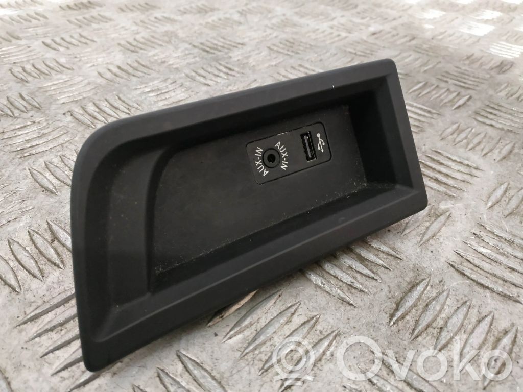 BMW 3 F30 F35 F31 Gniazdo / Złącze AUX 