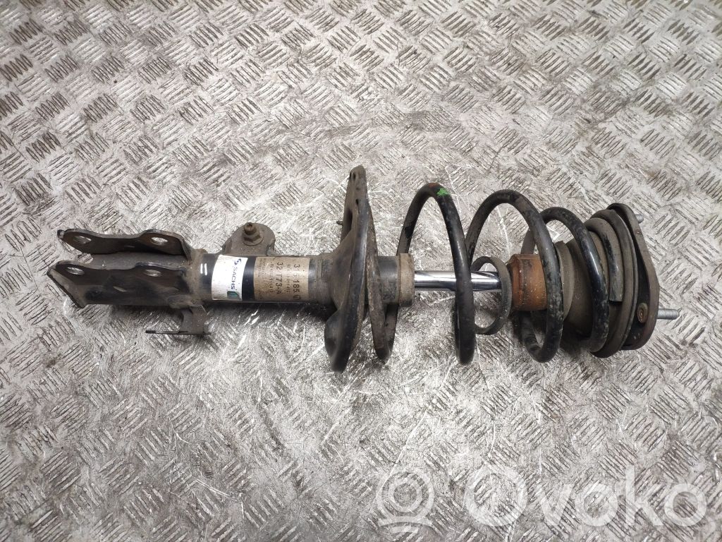 Toyota Avensis T270 Amortyzator osi przedniej ze sprężyną 