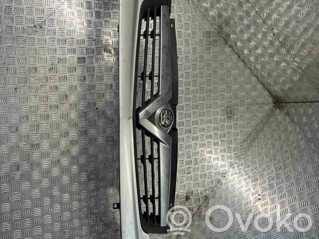 Opel Vivaro Rejilla superior del radiador del parachoques delantero 