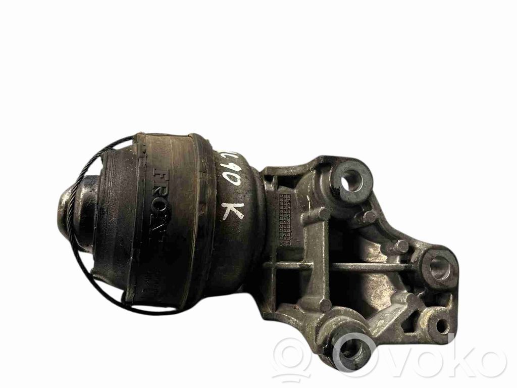 Volvo XC90 Engine mounting bracket 