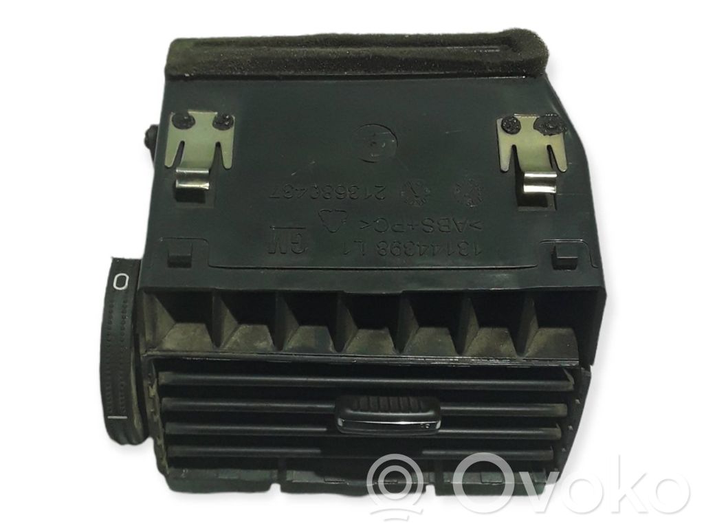 Opel Zafira B Dysze / Kratki środkowego nawiewu deski rozdzielczej 