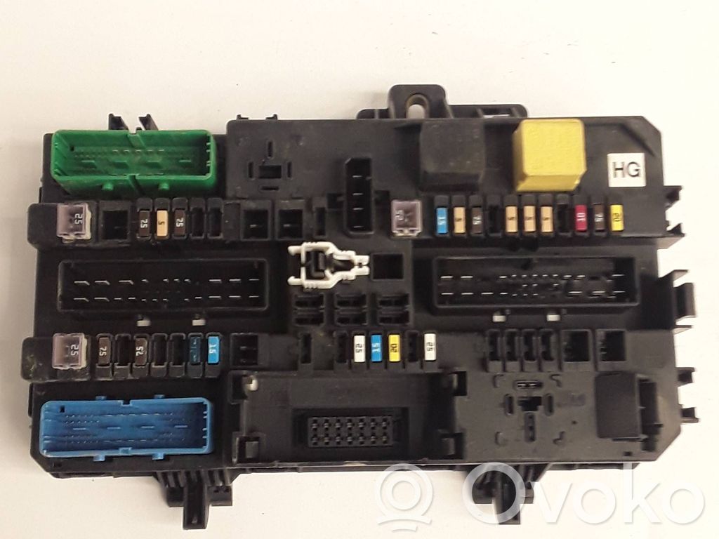 Opel Zafira B Fuse module 