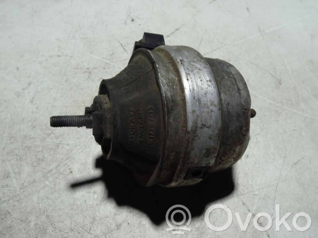 Volkswagen PASSAT B5 Engine mount bracket 