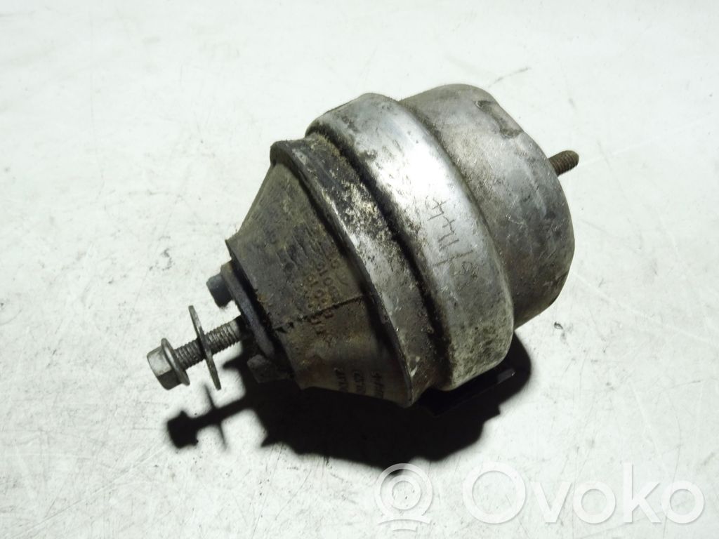 Volkswagen PASSAT B5 Engine mount bracket 