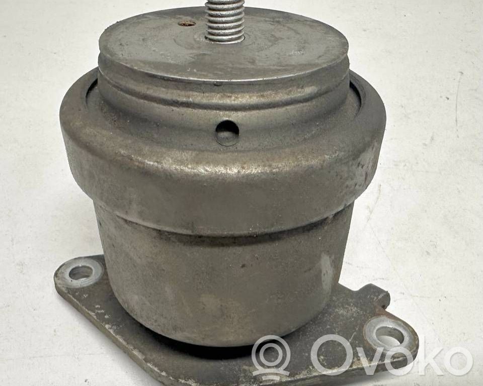 Engine mount bracket   4899787