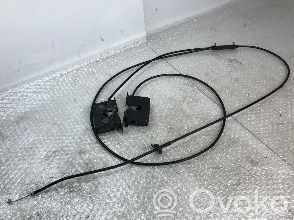 Dzinēja pārsega slēdzene   7115228,7008755