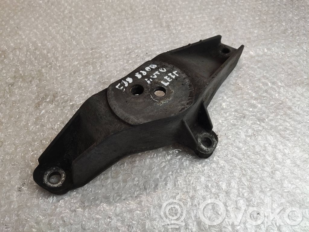 Engine mounting bracket   1096079